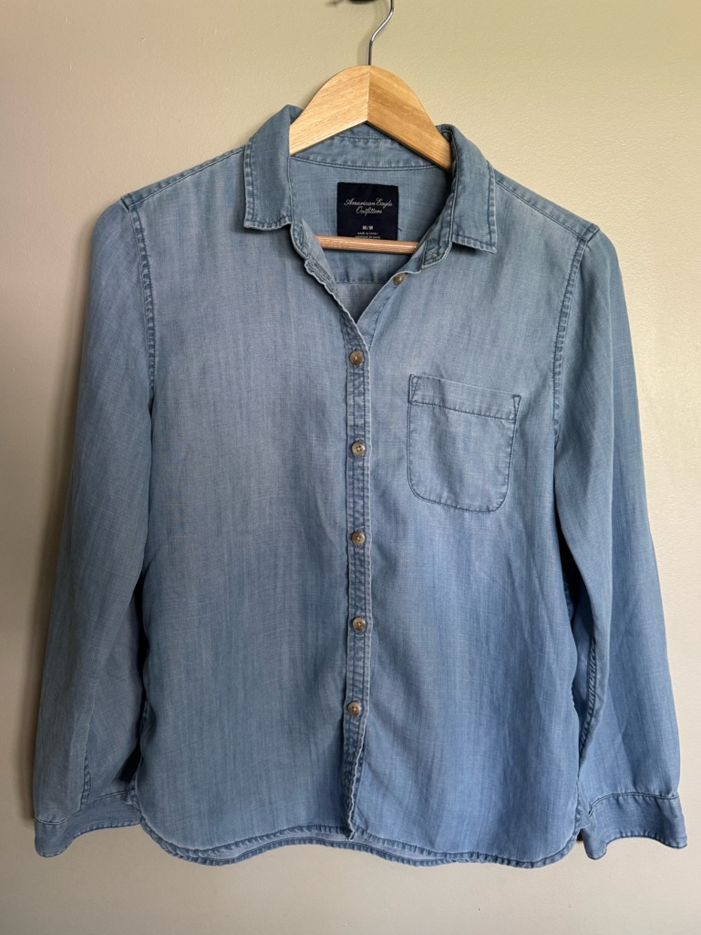 American Eagle Lyocell Chambray Shirt M Light Wash Button Up